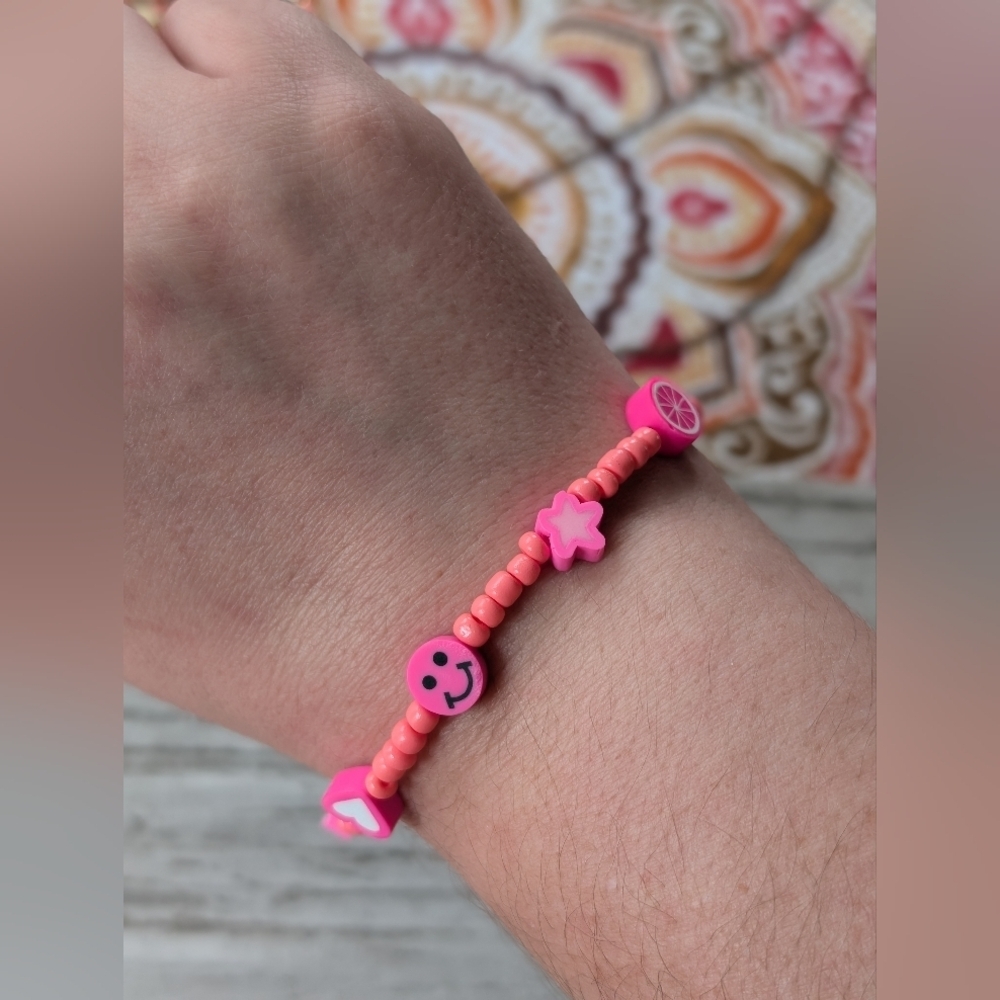 Fun pink seed bead bracelet - Picture 5 of 5